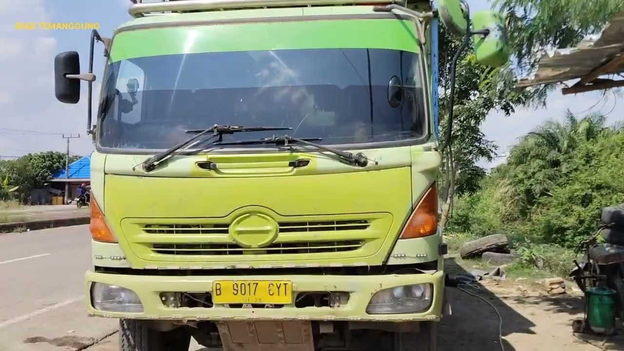 Pemuda rajin kerja tambal ban 