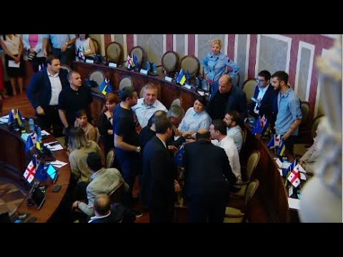 ხმაური და დაპირისპირება თბილისის საკრებულოს სხდომაზე