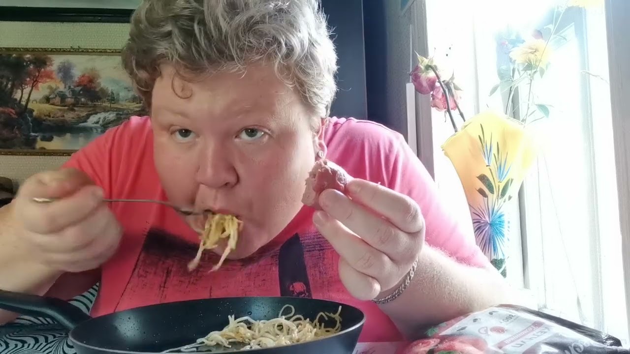 ДожОр вчерашних макарон с ужасно жирной сарделькой