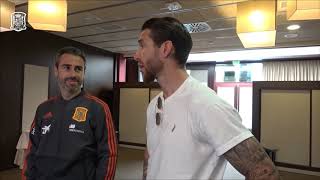 Sergio Ramos visita a la Selección Española Femenina para animarlas para la Copa del Mundo