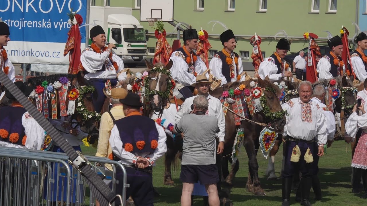 XXV. dolňácké slavnosti v Hluku  -  slavnostní průvod  na stadion