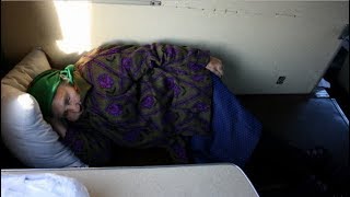 Проводница нахамила старенькой бабушке и отказалась застелить ей место Проводница нахамила старенькой бабушке и отказалась застелить ей место