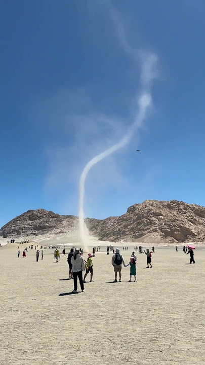 Dust devil sweeps through crowd in Qinghai, China