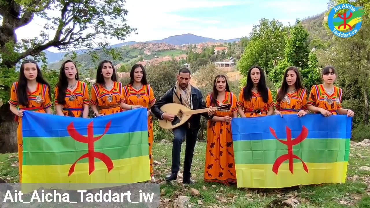 La Chorale du village AIT AICHA rend hommage à M'henni Amroun [ TETTCEKIREḌ-IYI-D JEDDI-K ]
