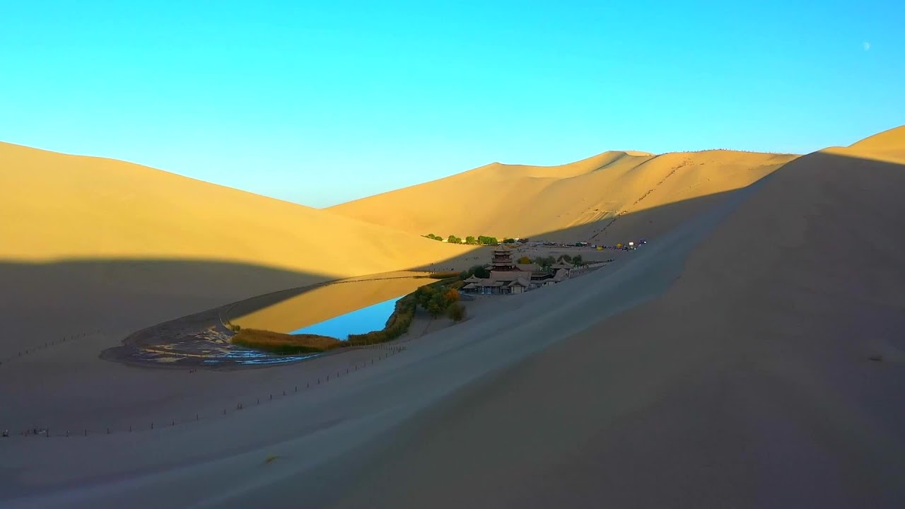 晴天の鳴沙山・月牙泉に色鮮やかな風景甘粛省敦煌市- YouTube