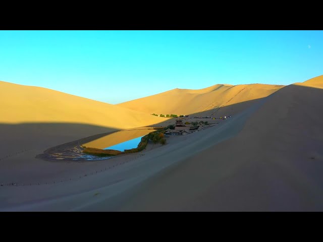 晴天の鳴沙山・月牙泉に色鮮やかな風景 甘粛省敦煌市 - YouTube