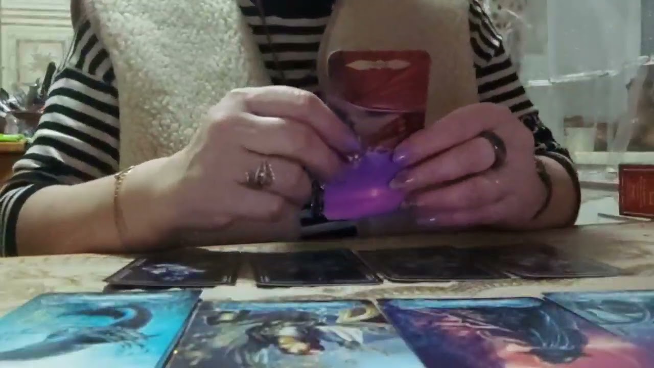 Какие чувства испытывает Крестовый Король к Червовой Даме, какие к Бубновой Даме.