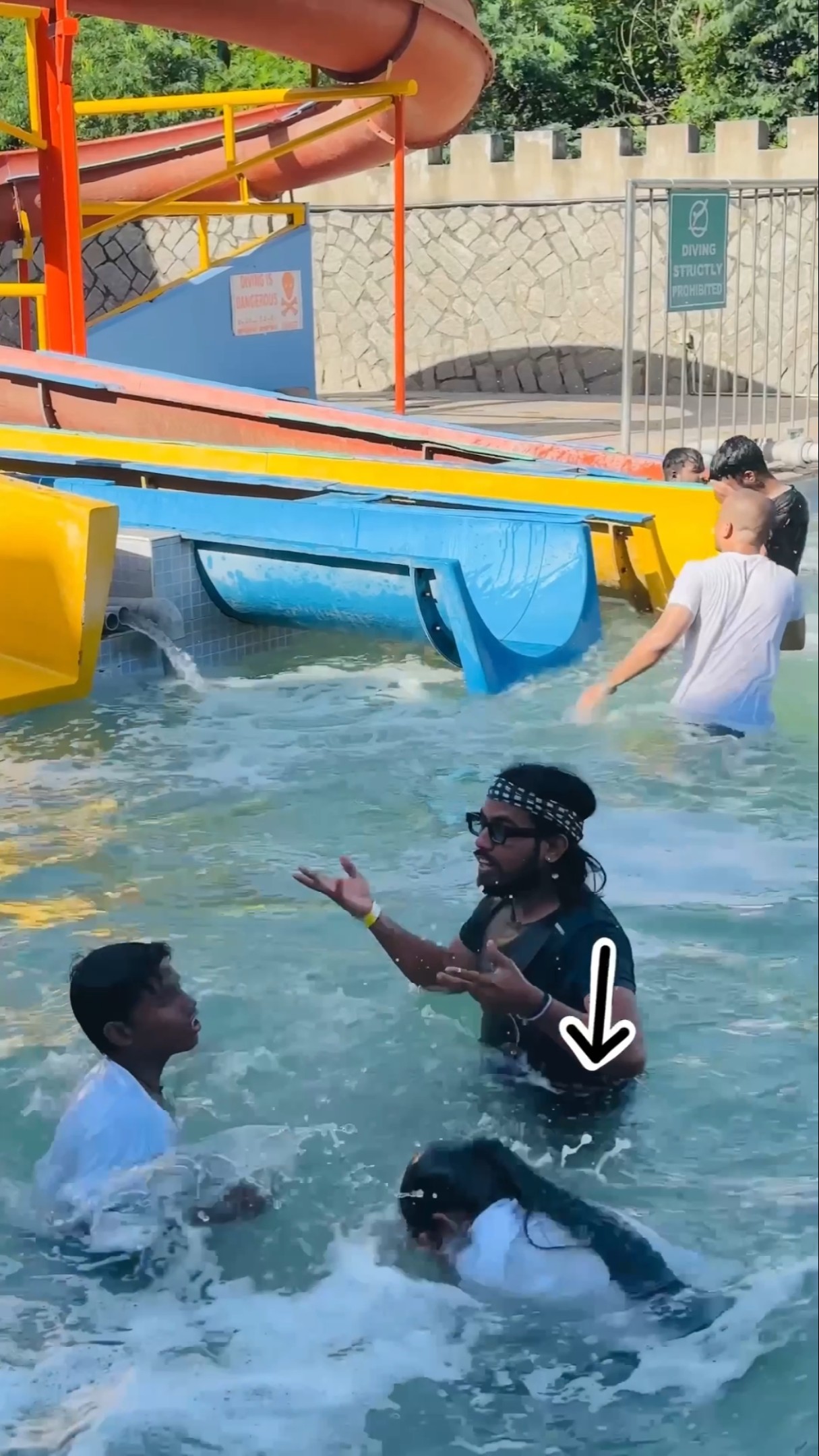 क्या हुआ ?See End?#hindistories #hindicomedystories #hindishorts #waterpark #charanspy #viralvideo