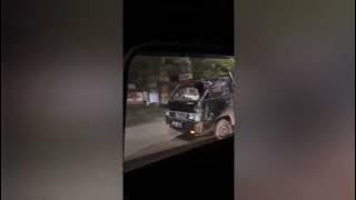 seorang emak-emak nyetir pick up di malam hari sambil ngebut. !