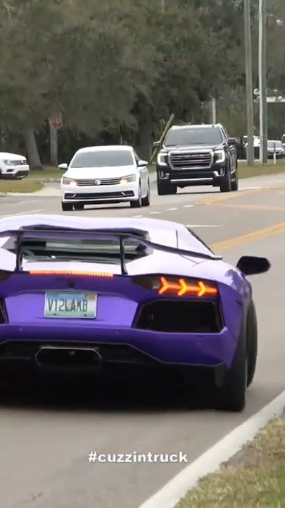 Lamborghini Exit VS Dodge Hellcat Challenger