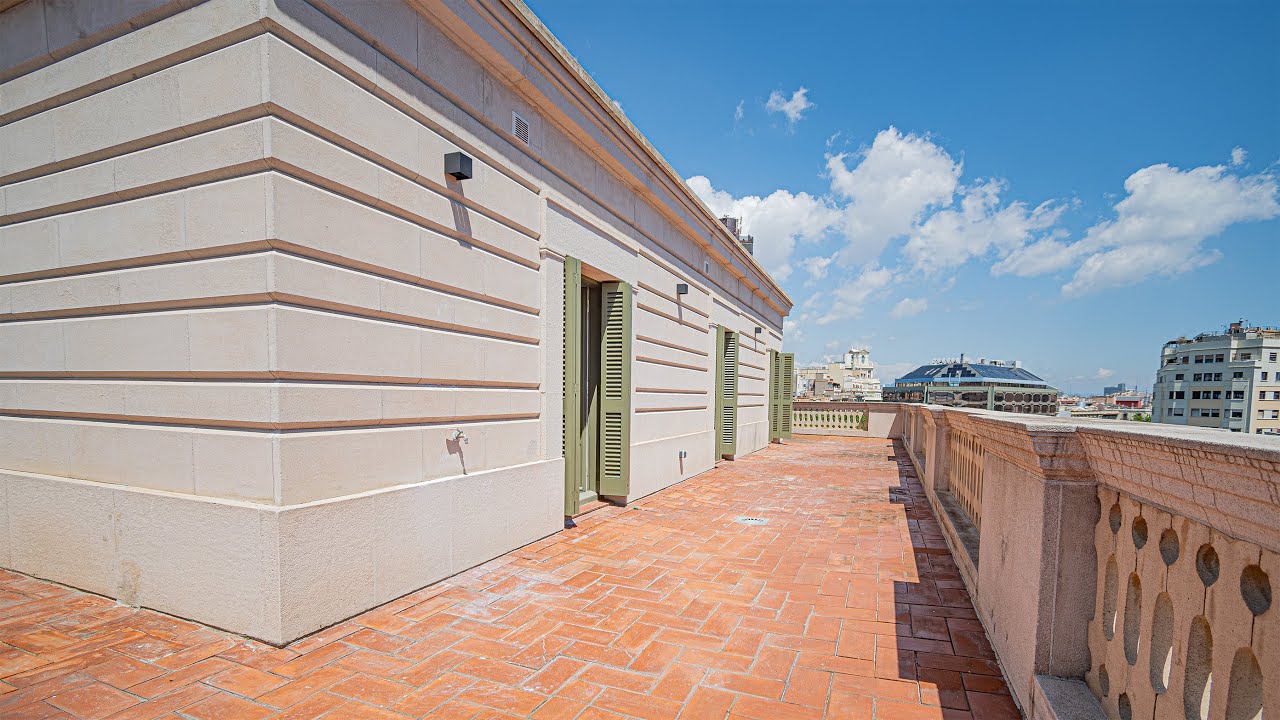 Video tour — Exclusive penthouse with spacious terrace in the heart of Barcelona