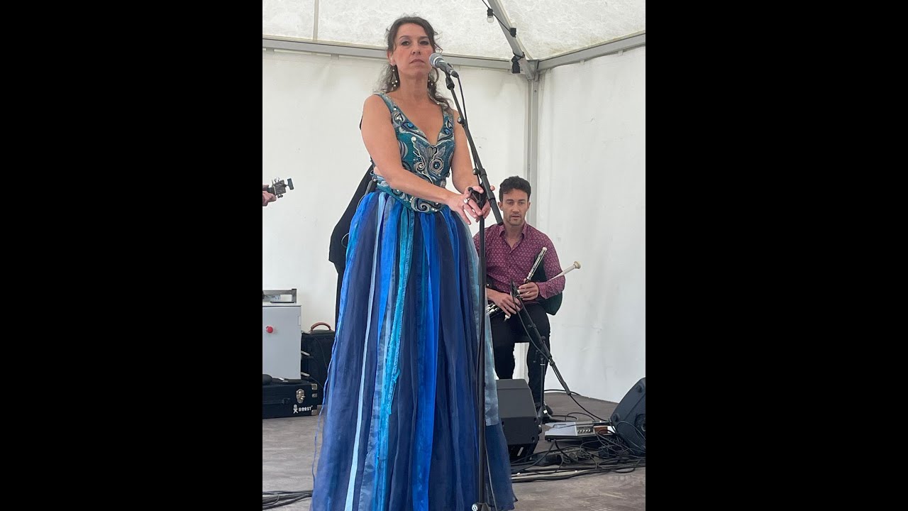 La chanteuse Gwennyn remporte un gros succès  au festival du chant de marins à Paimpol...