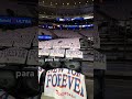¿Cuántas personas se necesitan para poner una playera en cada asiento de las arenas de la NBA? 🤨