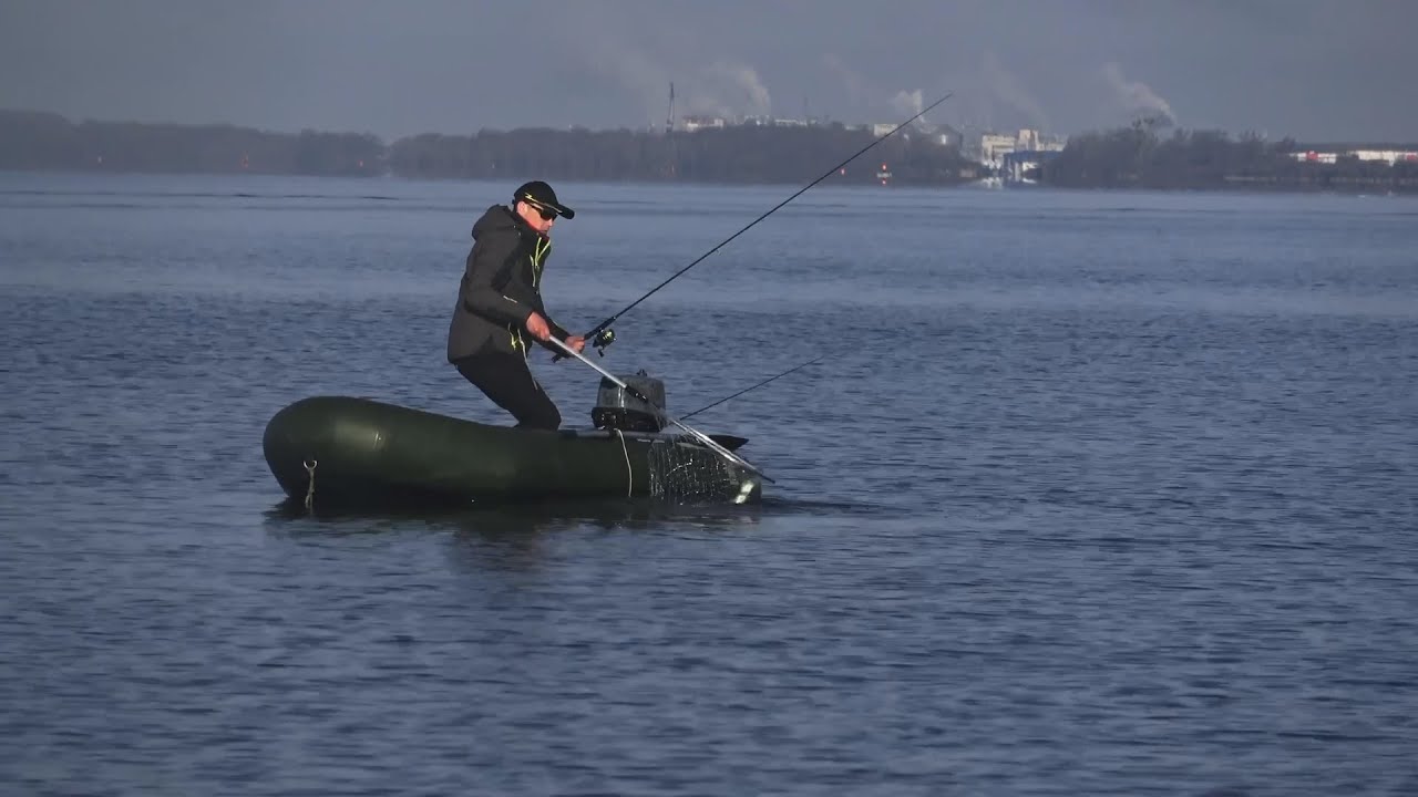 на рыбалке видео мужик
