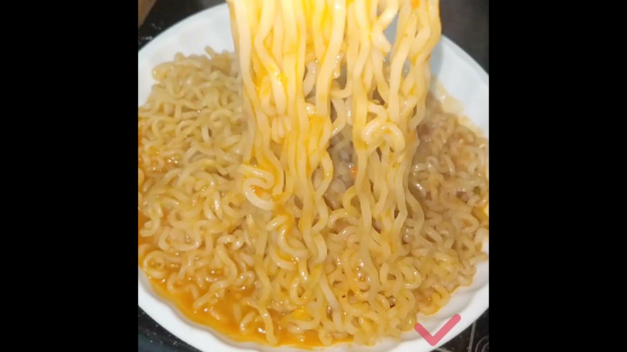 How to eat noodles with fork spoon in right way// right procedure to