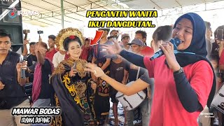 Pengantin wanita tidak bisa menahan diri untuk ikut joget saat Nia dirgha membawakan lagu ini..