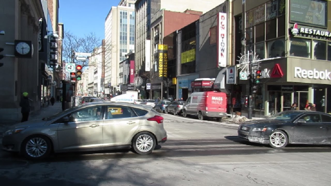 WALKING RUE ST CATHERINE IN DOWNTOWN MONTREAL - 02-28-19