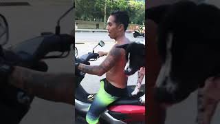 Il roule avec un chien sur la moto en Thaïlande|animaux drôle. #shorts