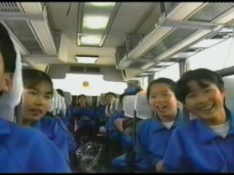 Eighth part of é¢¨ããããã«(Kaze sawayaka ni - Refreshing Wind), a celebration video made by the è¶è°·å¸ç«å¯å£«ä¸­å­¦æ ¡(Fuji junior High School, Koshigaya City) in è¶è°·å¸(Koshigaya), å¼çç(Saitama prefecture), in year 1997. In this clip it ispossible to see some scenes from a Japanese Junior High School Ski-trip. Teacher and students sing a song titled æ£®ã®ãã¾ãã(Mr. Bear of the forest): these are the lyrics... ããæ¥æ£®ã®ãªããã¾ããã«ã§ãã£ãaru hi mori no naka kuma-san ni de atta [One day, in the woods, I met Mr. Bear.] è±å²ãæ£®ã®ã¿ã¡ãã¾ããã«ã§ãã£ãhanasuku mori no michi kumasan ni de atta [A forest road with blooming flowers, I met Mr. Bear.] ãã¾ããã®ãããã¨ã«ããããããããã«ããªããkuma-san no iu koto nya ojousan onigenasai [The things that Mr. Bear said, Little Miss, run away!] ã¹ã¿ã³ã©ãµããµããµãããµã¹ã¿ã³ã©ãµããµããµãããµSUTAKORA SASSASSA NO SA SUTAKORA SASSASSA NO SA [onomatopoeia for footsteps running away. In this case, it's the little girl's footsteps.] ã¨ããããã¾ããããã¨ããã¤ãã¦ããtokoro ga kuma-san ga ato kara tsuite kuru [However, Mr. Bear follows from behind.] ãã³ãã³ããã³ããã³ããã³ãã³ããã³ããã³ãDOKODOKO DOKKOKO NO KO DOKODOKO DOKKOKO NO KO [onomatopoeia for the footsteps of the bear following after her] visit nicolaingiappone.blogspot.com
