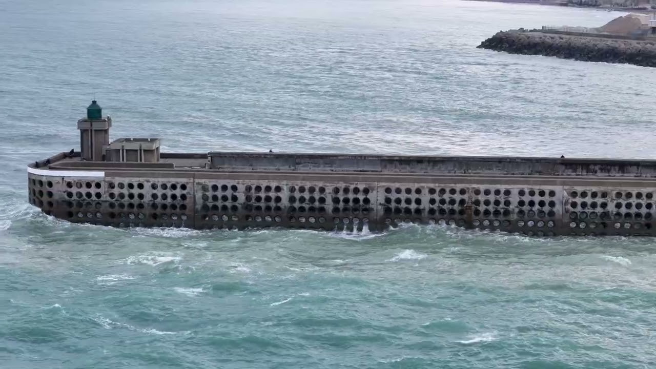 Travailleurs de la mer/toilers of the sea : VICTOR HORTA (Hopper Dredger)
