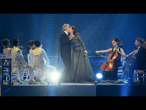 Video: Andrea Bocelli nettoverdi: Wiki, gift, familie, bryllup, lønn, søsken