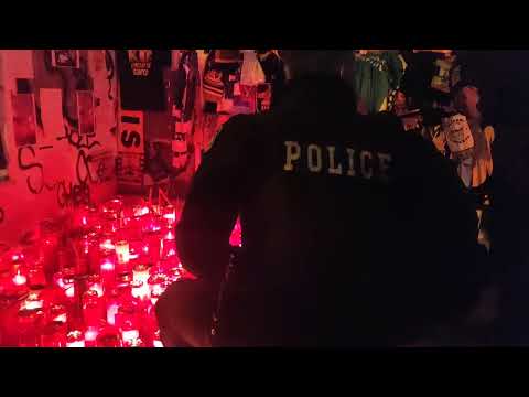 thesstoday.gr - Αστυνομικοί αφήνουν λουλούδια στο σημείο όπου δολοφονήθηκε ο Άλκης