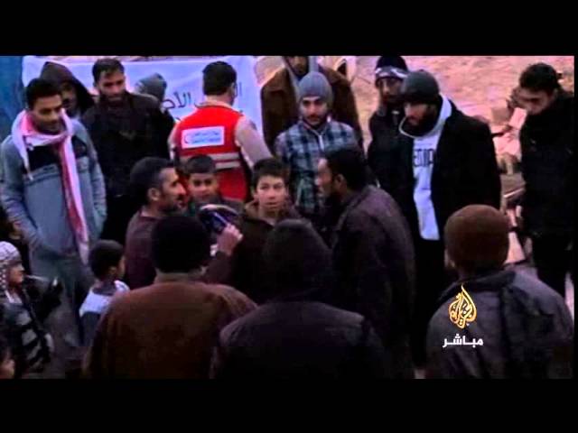 توزيع مساعدات من الهلال الأحمر القطري على النازحين السوريين بالحدود السورية التركية