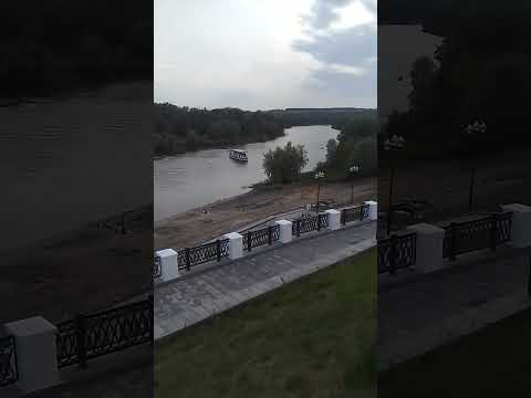 Теплоход по реке