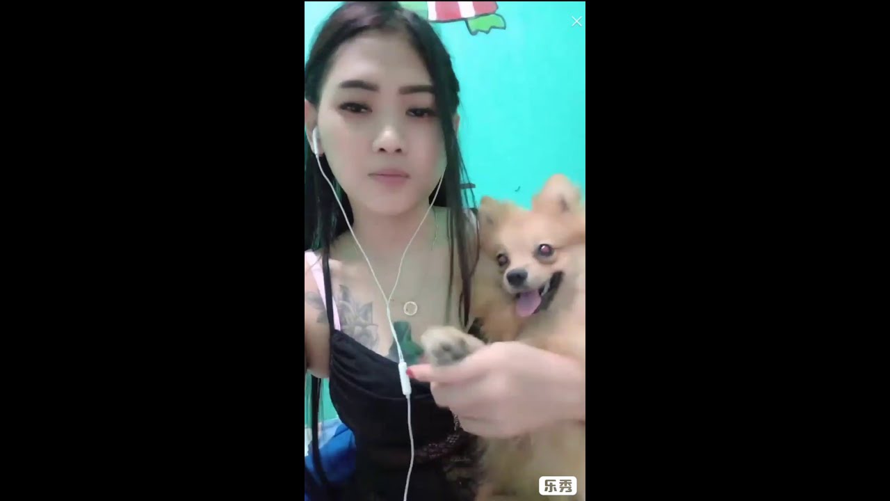 Cewek Cantik Dadanya Di Tatoo Main Sama Anjing Sambil Live Beautiful