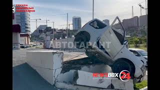 Во Владивостоке джип снес бетонный блок и повис на подпорной стене