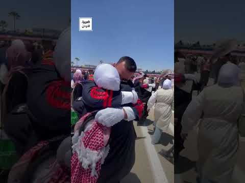 ضابط أردني يقبل يدي والدته وقدميها فور تخرجه من جامعة مؤته