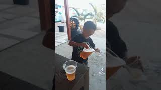 Jorgito Guayaco Vacilando Cerveza. Con Las Chicas En Bikini