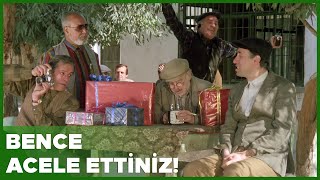 İnatçı Türk Filmi | Köylüleri Hediyelerle Kandırıyorlar!