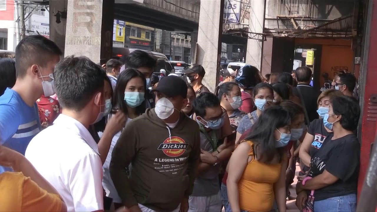Filipinos line up to buy face masks amid virus outbreak | AFP