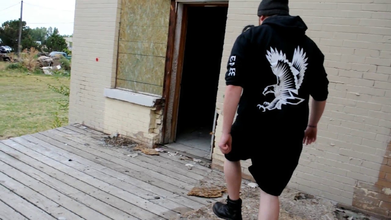 EXPLORING ABANDONED SCHOOLHOUSE - YouTube