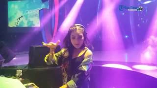 DJ Kiki Amalia Beraksi, Kancing Baju Terlepas