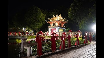 Áo Dài - Di sản văn hóa Việt Nam (Văn Miếu Quốc Tử Giám - Hà Nội)