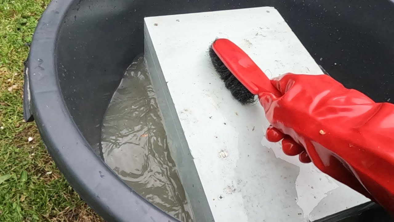 Dezynfekcja sprzętu pszczelarskiego sodą kaustyczną