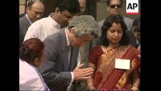 Koizumi lays wreath at Gandhi memorial