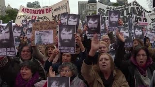 Video: Masiva marcha por desaparecido en protesta mapuche en Argentina