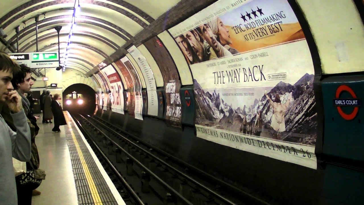 20110111 London Earl's Court Station of Piccadilly Line - YouTube