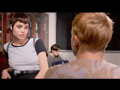 بنت هاكر بتدخل في تحدي مع شاب عشان يشوفوا مين فيهم الهاكر الأقوى أنجلينا جولي