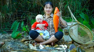 Download Lagu The single mother made bamboo doors for her house and caught big fish to sell at the village market. MP3