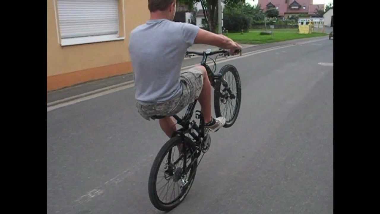 Wheely and bike tricks "Auf dem Hinterrad durchs Dorf