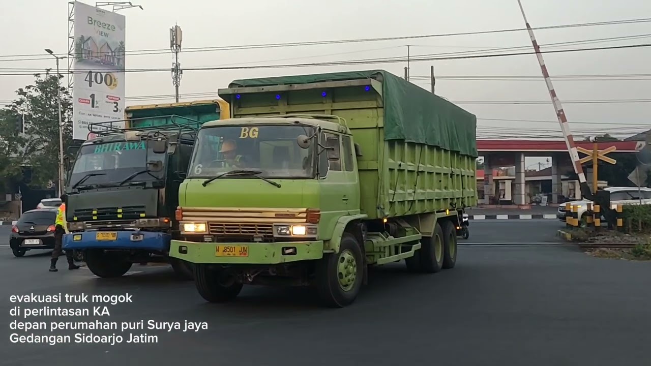 Detik-detik Evakuasi Truk Mogok di Rel Kereta Api Depan Perumahan puri Surya jaya Sidoarjo