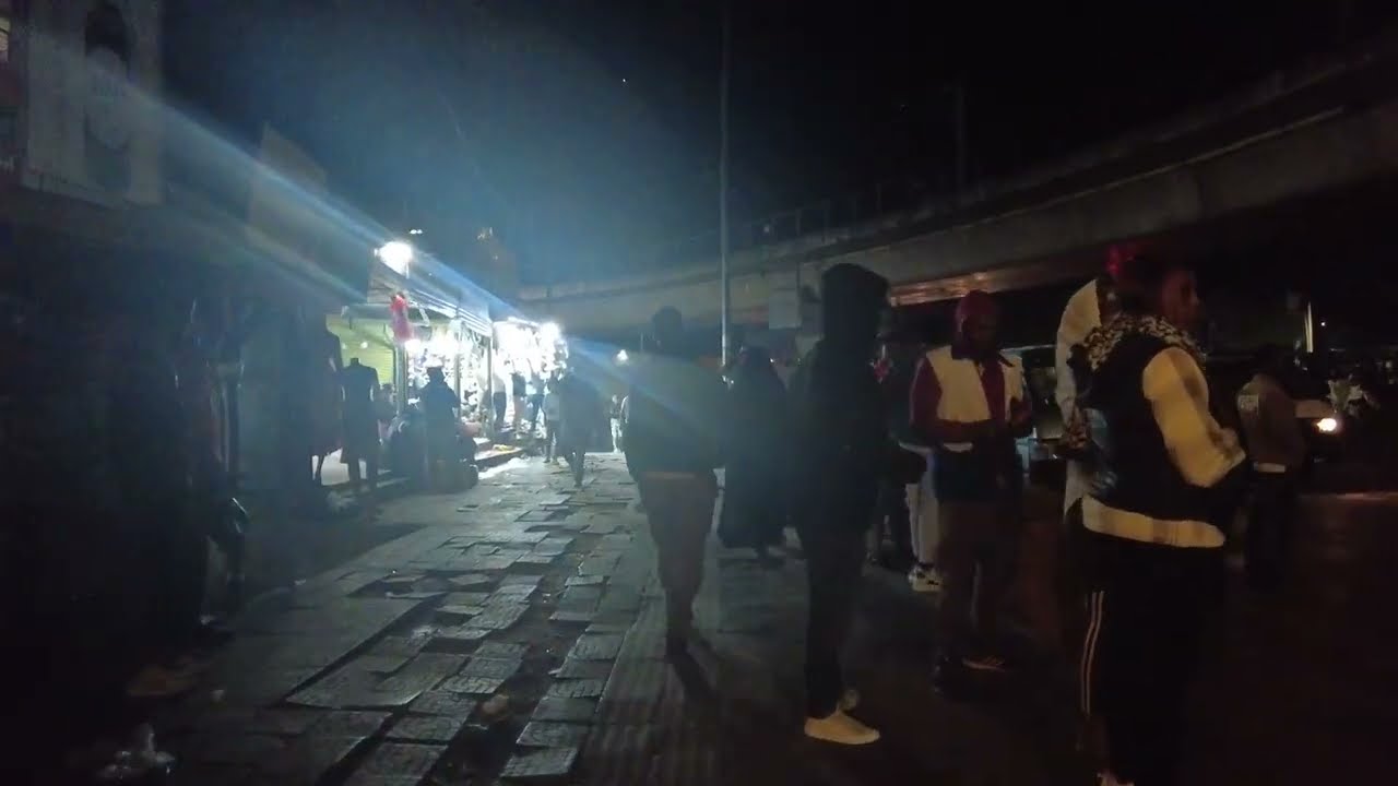 ቀያይ ወፎች በማታ Red Birds at night ADDIS ABABA 🇪🇹