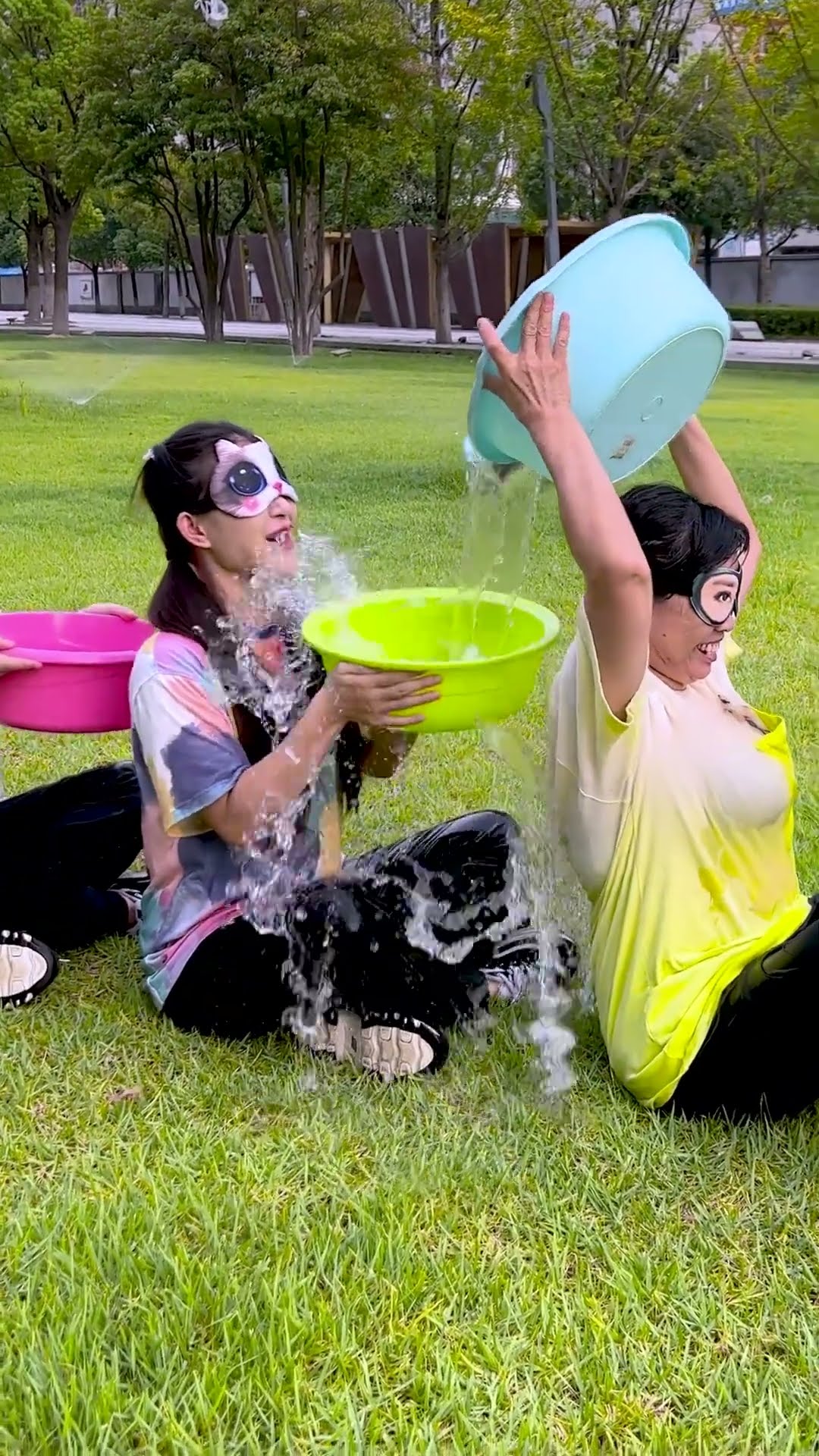 When Passing A Basin Of Water Around, Who Wastes The Most?#Funnyfamily#Partygames#Shorts#Challenge