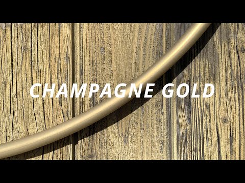Dieses Video zeigt unser Polypro Hula Hoop Modell „Champagne Gold“ als Nahaufnahme in Bewegung bei Sonnenlicht. Wir bieten die Varianten plane (unbehandelt),...