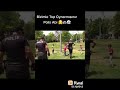 polis çocuklarla top oynuyor