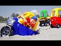 Сеня Играет в прятки с маленькими Машинками на Пляже